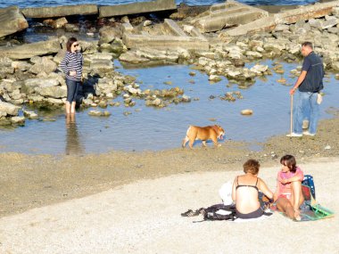 Odessa, Ukrayna - 10 02 2019: Karadeniz kıyısında sakin bir aile tatili