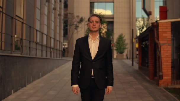 Hombre de moda con traje elegante al aire libre — Vídeos de Stock