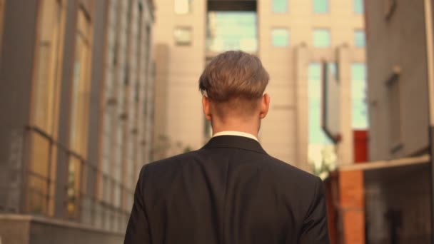 Entrepreneur aux cheveux blonds flâner en ville — Video