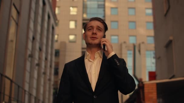 Homme d'affaires promenades a négociation téléphonique — Video