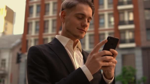 Trabajador de cuello blanco feliz uso móvil al aire libre — Vídeos de Stock