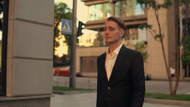 Hombre guapo caminando en la ciudad moderna — Vídeo de stock