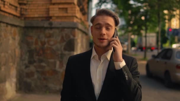 Godziwej facet rozmawia przez telefon komórkowy w mieście — Wideo stockowe