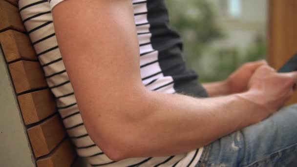 Αρσενικό σερφάρισμα στο internet στο κινητό σε εξωτερικούς χώρους — Αρχείο Βίντεο