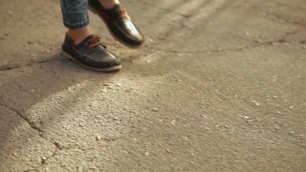 Fröhliche Männer, die mit Gadget durch die Stadt laufen — Stockvideo