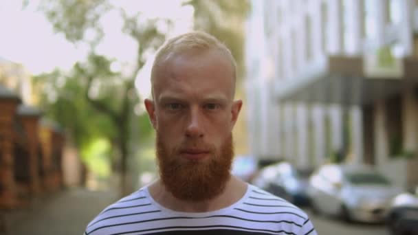 Vörös hajú koncentrált férfiak — Stock videók