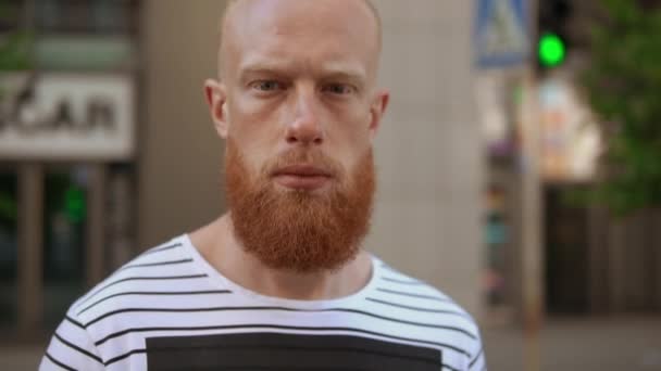 胡子红头发的行人 — 图库视频影像