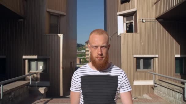 Chico con pelo rojo y barba caminar al aire libre — Vídeos de Stock