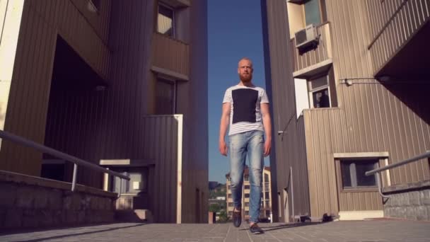 Jonge Man Dragen Casual Jeans Shirt Gaat Voorbij Een Flatgebouw — Stockvideo