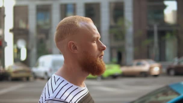 Nahaufnahme Profil kaukasischen Kerl gehen auf die Straße — Stockvideo