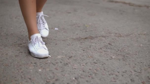 Женские ноги выходят на улицу — стоковое видео