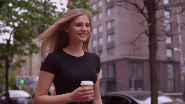 Jeune femme marche dans la rue — Video