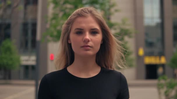 Yaşam tarzı portre Bayan açık havada — Stok video