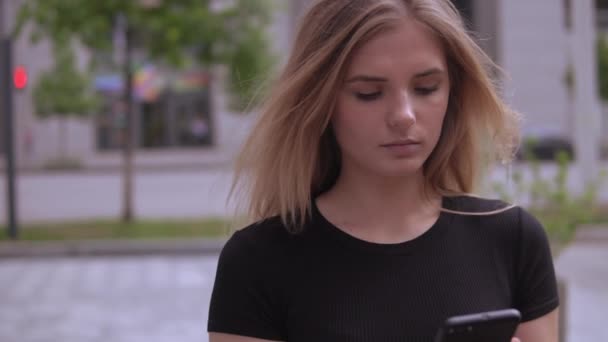 Mensagens femininas caucasianas no celular em movimento — Vídeo de Stock