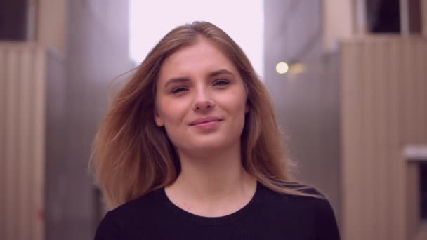 Menina feliz com amigável sorriso caminha — Vídeo de Stock