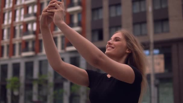 Blond dívka fotografii použít fotoaparát v mobilu — Stock video