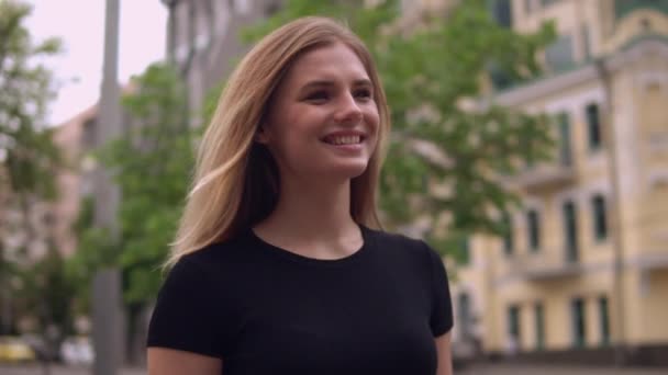 Bem Sucedida Mulher Negócios Caucasiana Andando Pela Rua Temporada Primavera — Vídeo de Stock