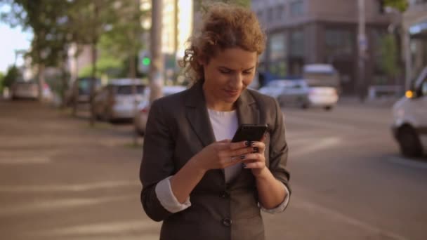 Женщина с кудрявыми волосами или проверить электронную почту — стоковое видео