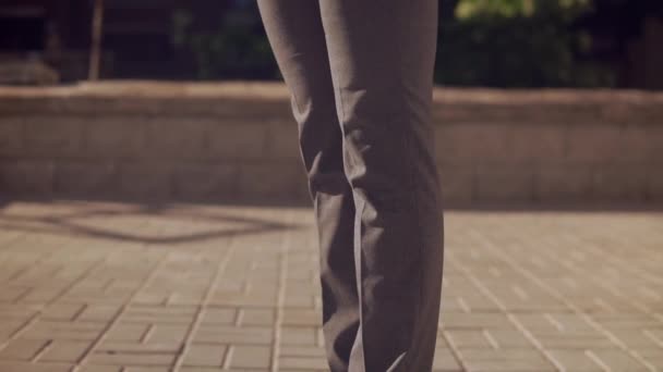 Кавказская деловая женщина, стоящая на улице и ожидающая кого-то — стоковое видео