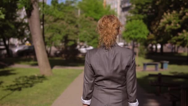 Lady promenad i parken — Stockvideo