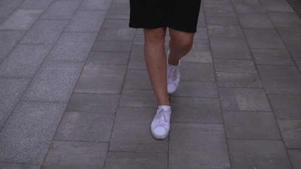 Business woman walks on the street — стоковое видео