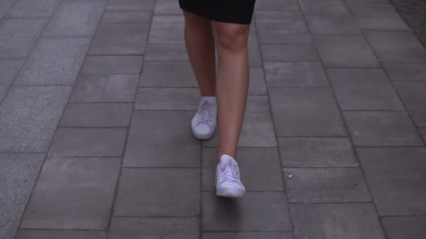 Estudiante con cabello rubio camina por la mañana — Vídeos de Stock