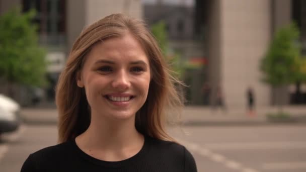 Cerrar la cara chica emoción positiva — Vídeos de Stock