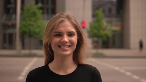 Sonriente chica al aire libre — Vídeos de Stock