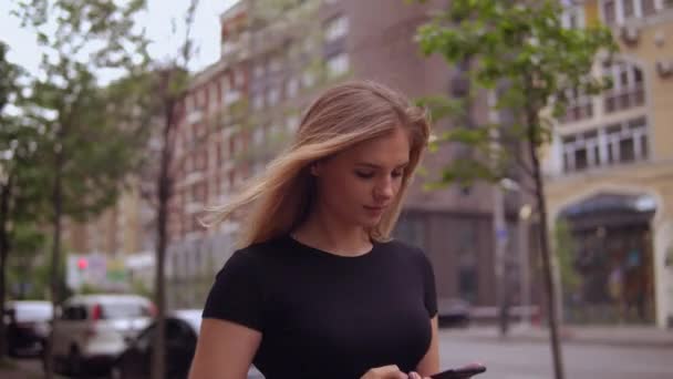 Erfolgreiche Dame SMS-Nachricht auf dem Smartphone — Stockvideo