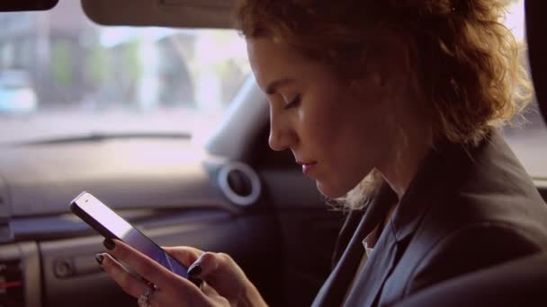 Kaukasiska modell användning smarta telefonen — Stockvideo