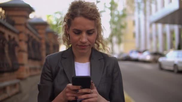 Молодая женщина проверяет электронную почту в бегах — стоковое видео