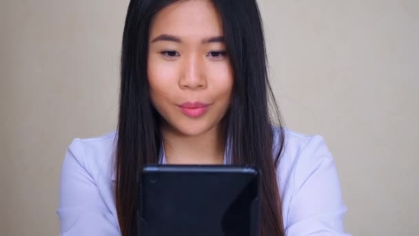 Mujer uso webcam para llamar — Vídeo de stock