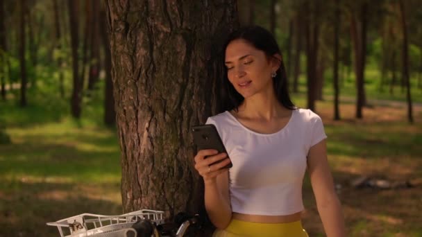 Happy girl using smartphone outdoors — Stock Video