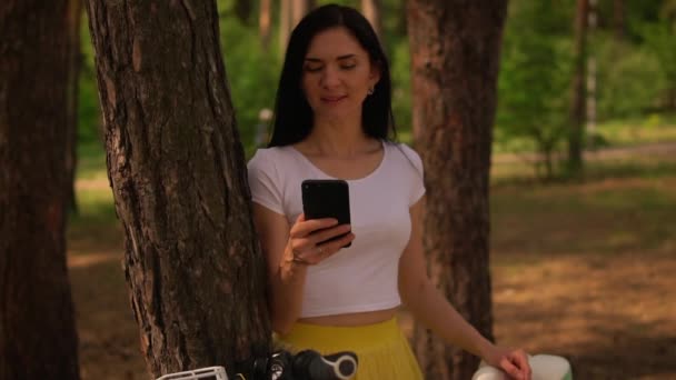 Close Sorrindo Mulher Com Cabelos Longos Navegar Internet Compartilhar Foto — Vídeo de Stock