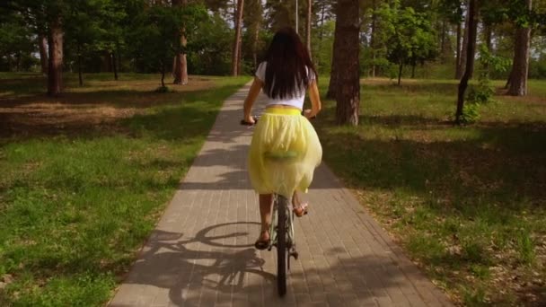 Žena na kole na kole sluneční světlo — Stock video