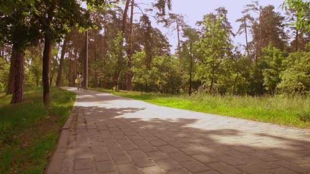 Pige ridning på cykel alene – Stock-video