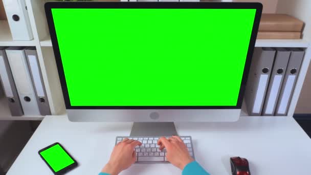 Donna Seduta Sul Posto Lavoro Desktop Con Schermo Verde Lavoratore — Video Stock