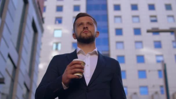 Businessman walk outdoors — Stock Video