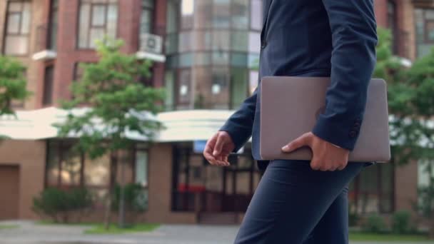 Vista lateral hombre de negocios caminando por la calle — Vídeos de Stock