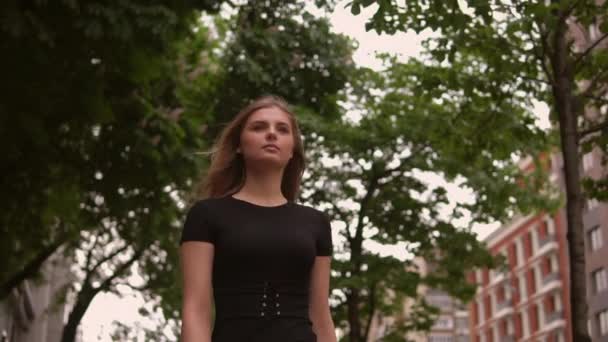 Femme Caucasienne Réussie Marchant Dans Rue Ralenti Jeune Femme Aux — Video