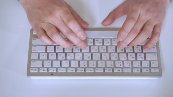 Клавиатура, крупный план, человек, пальцы, используя, белый, феринг, стол, мужчина, парень, компьютер, бизнес, ПК, онлайн , — стоковое видео