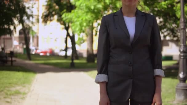 Selbstbewusstes Weibchen mit verschränkten Armen — Stockvideo