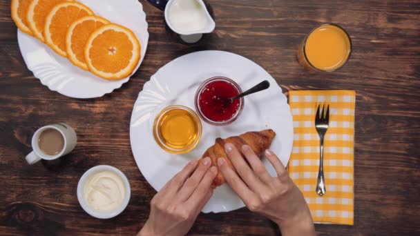 Pequeno-almoço saudável espalhado sobre a mesa — Vídeo de Stock