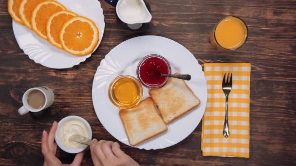 Mujer joven está tomando desayuno continental — Vídeo de stock