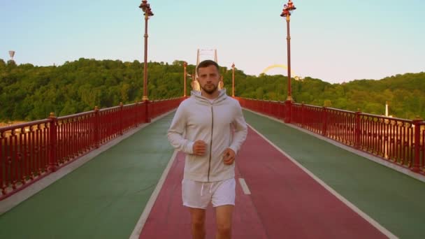 朝のジョギングで若い男性 — ストック動画