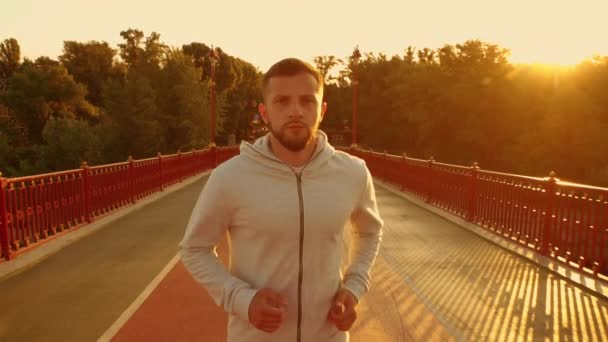 Ajuste atleta corriendo al aire libre — Vídeo de stock
