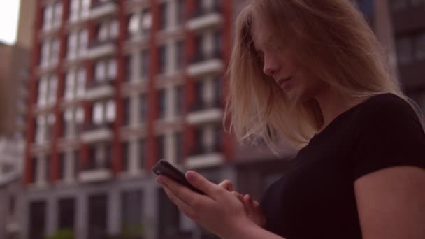 A mulher está a escrever uma mensagem no telemóvel. — Vídeo de Stock