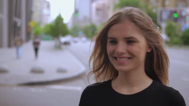 Портрет девушки в городе — стоковое видео