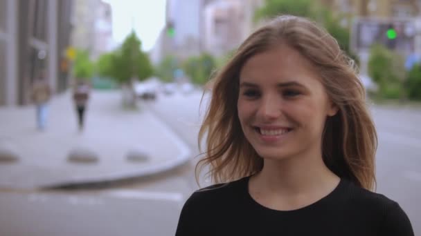 Ritratto ragazza in città — Video Stock