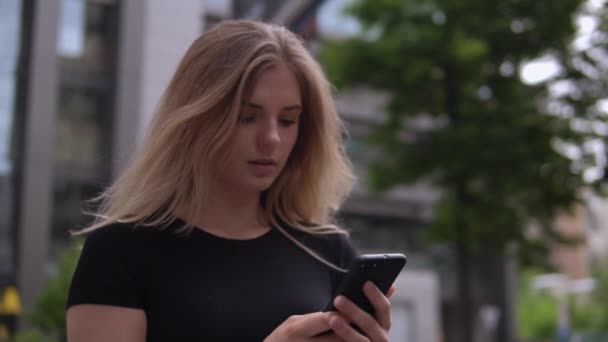 Mujer utiliza su teléfono celular — Vídeos de Stock